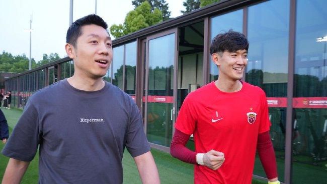 谭氏和刘老太刚好在院子里打了个照面。